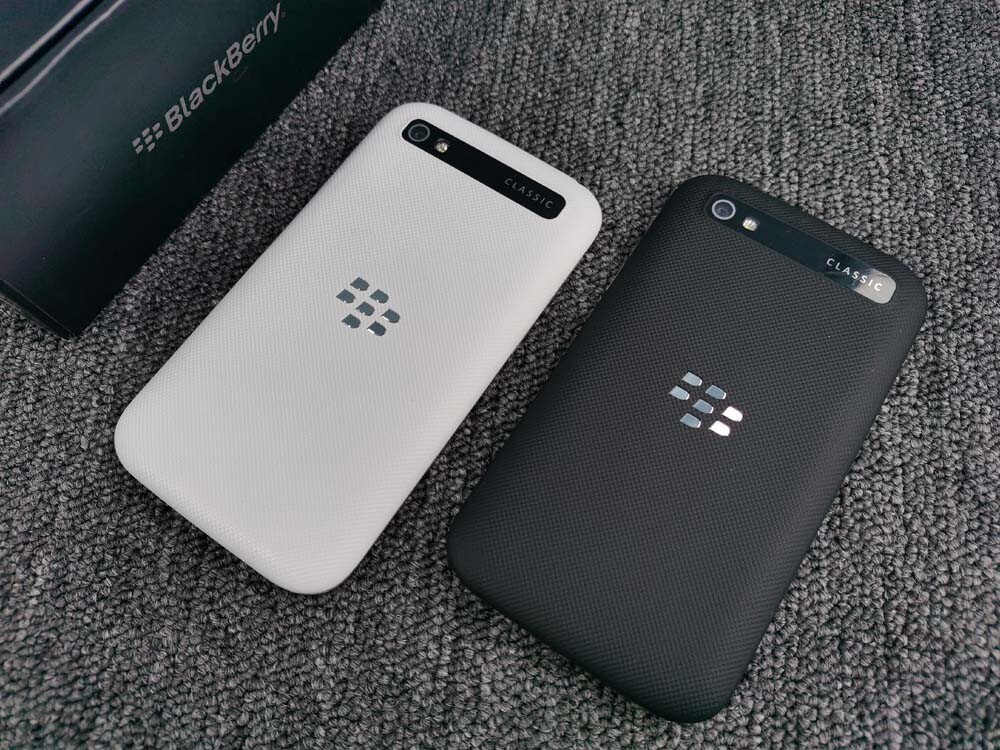 BlackBerry Classic Q20 (SQC100-2) Smart phone 16GB Unlocked GSM 4G LTE Keyboard