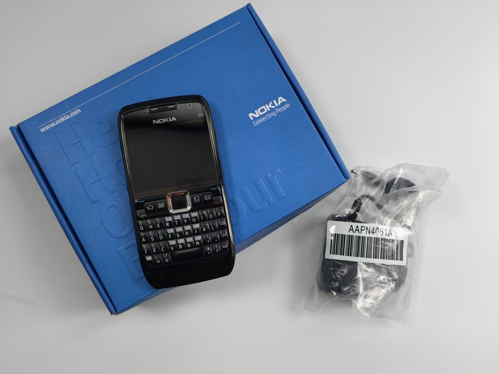 Good condition Nokia E71 – 128 MB – Color random (unlocked) z8