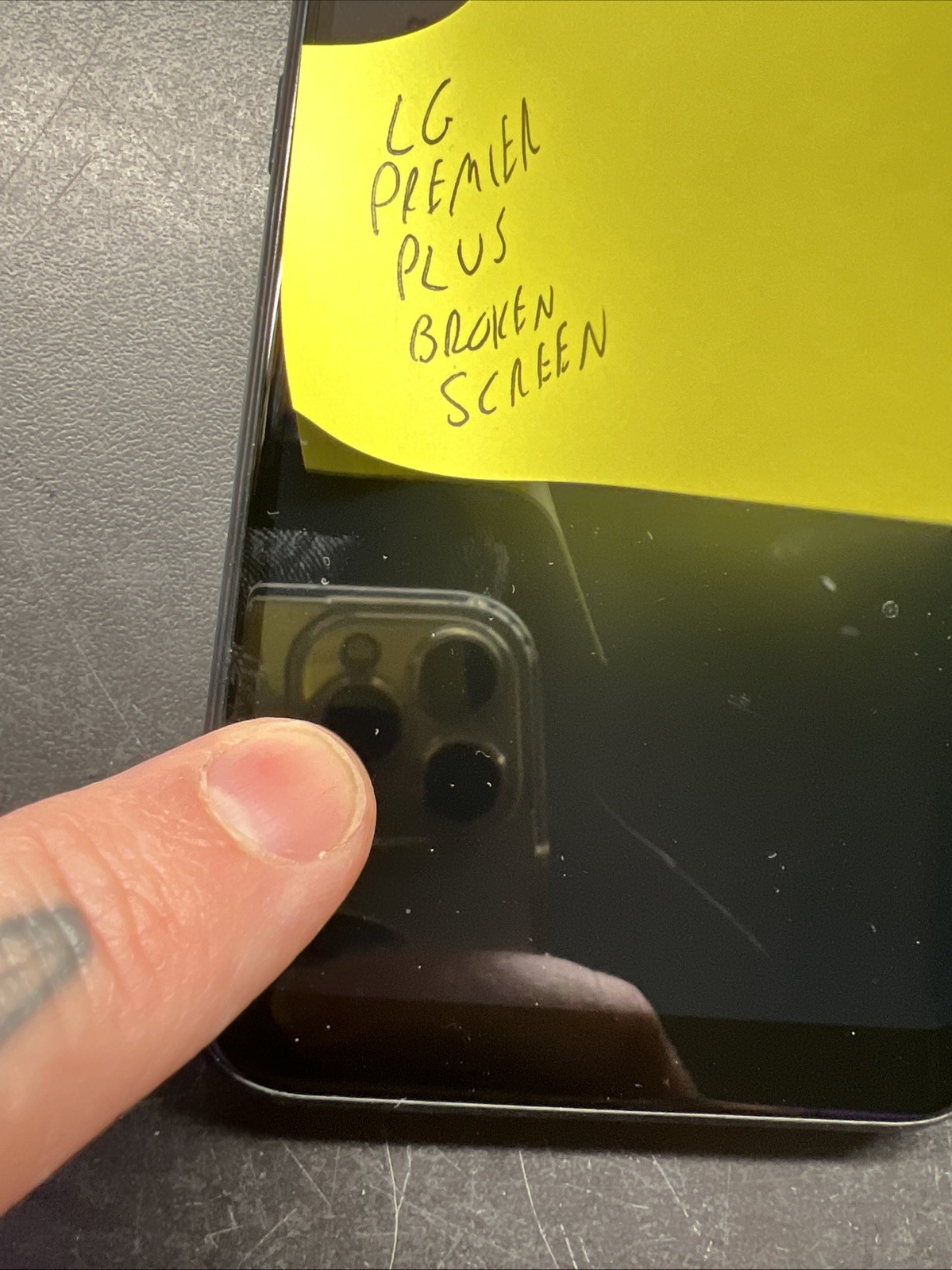 BROKEN SCREEN FOR PARTS LG Premier Pro Plus – 32GB – Black Tracfone LOCKED