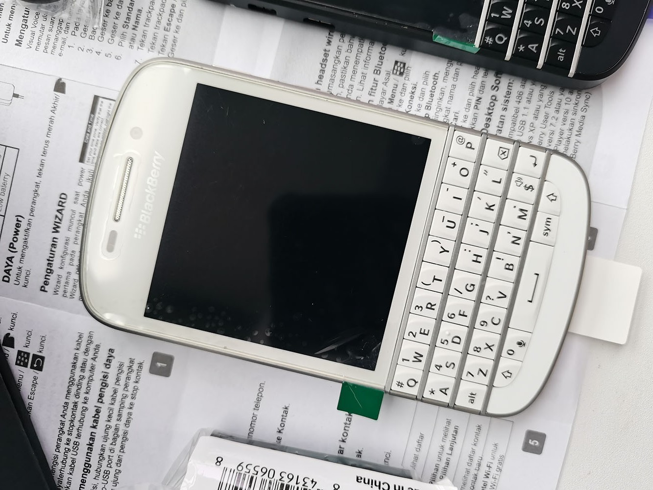BlackBerry Q10 (UNLOCKED) 16GB Black / White QWERTY Smartphone Good Deal s7