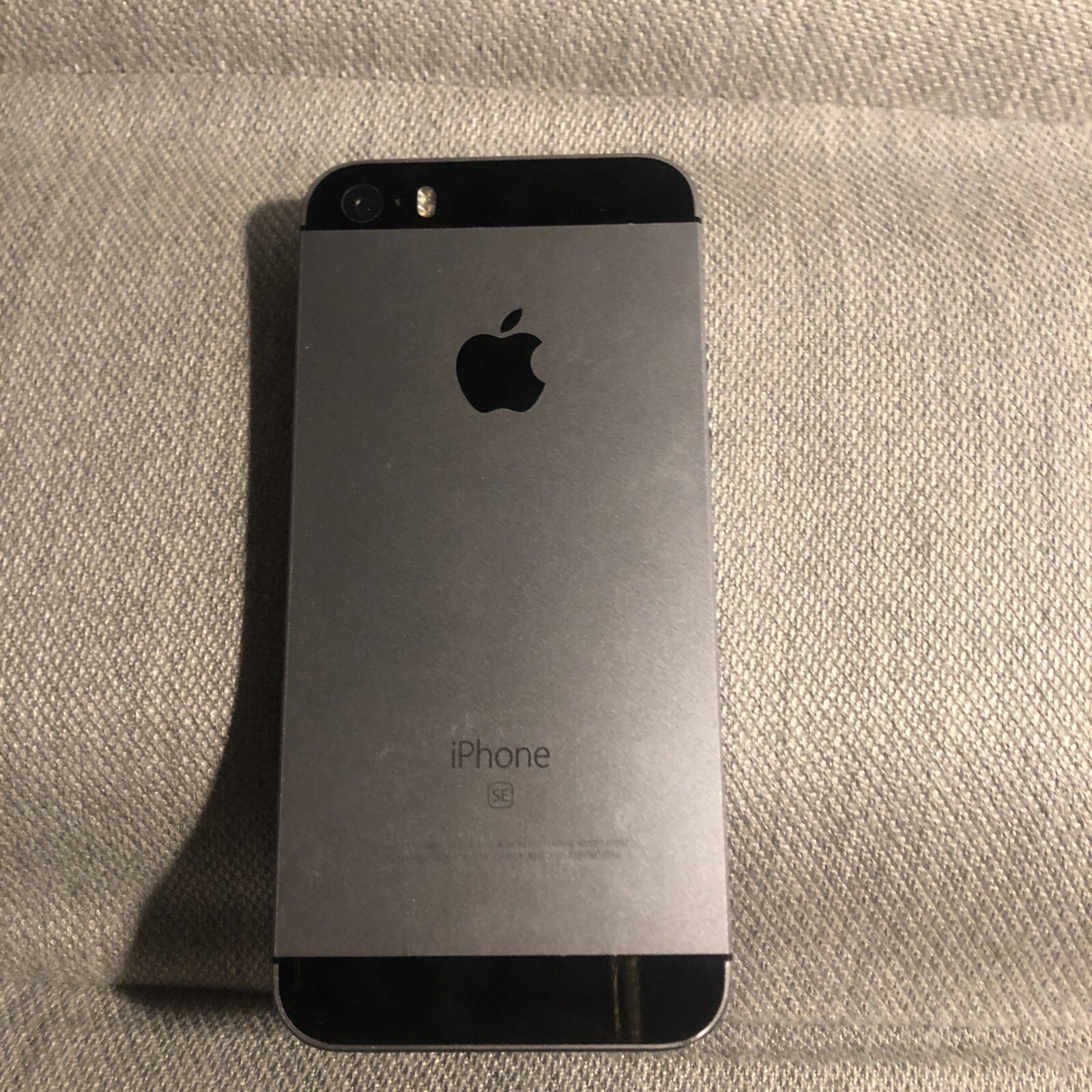 Apple iPhone SE – 16GB – Silver (T-Mobile) A1662 (CDMA + GSM)