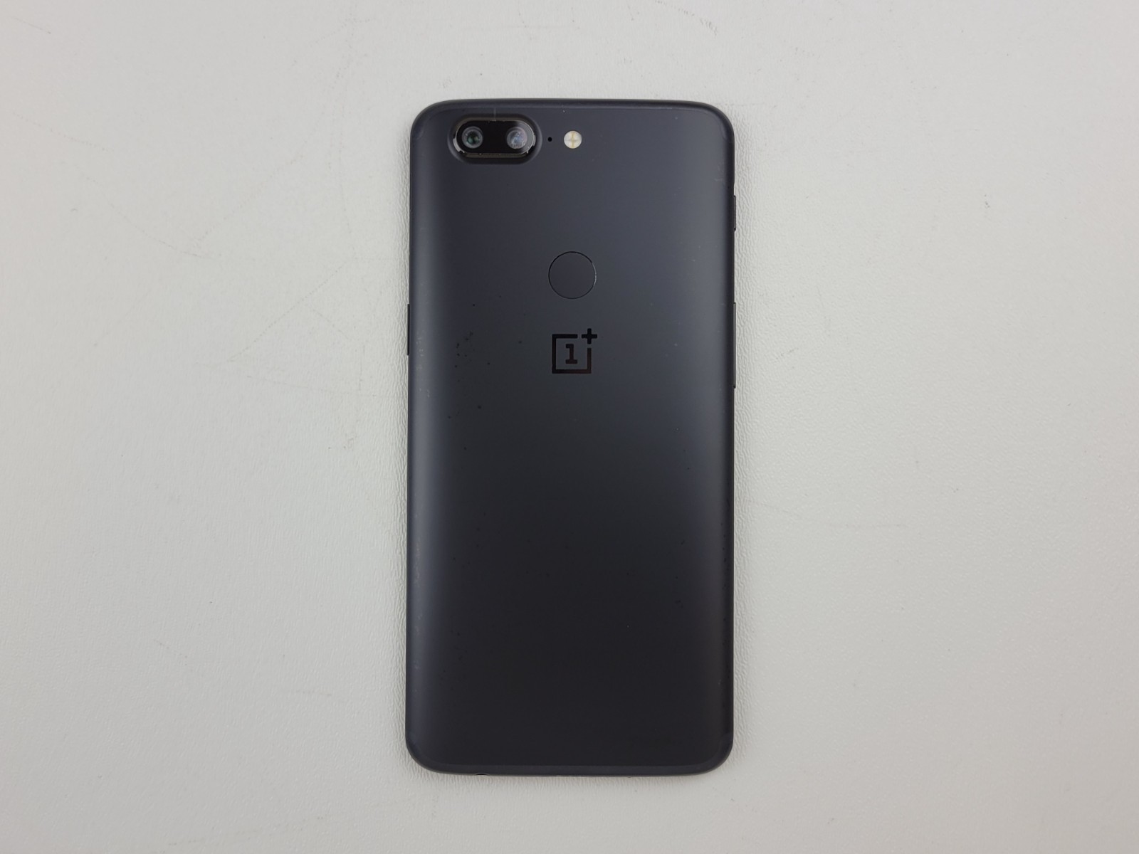 OnePlus 5T (A5010) 128GB – Black (GSM Unlocked) Dual SIM – SMALL ISSUE – H7956