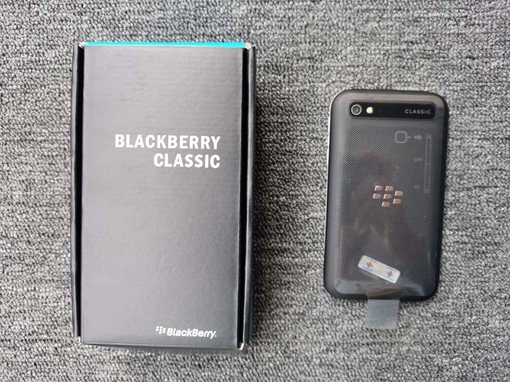 BlackBerry Classic Q20 (SQC100-2) Smart phone 16GB Unlocked GSM 4G LTE Keyboard