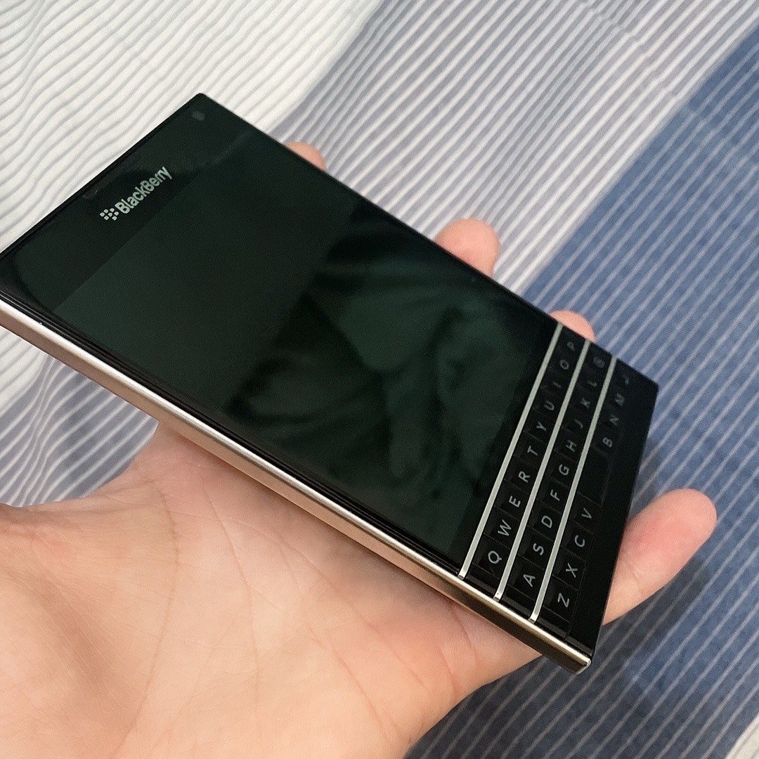 Unlocked BlackBerry Passport Q30 32GB 3GB RAM 4G LTE GSM QWERTY Multicolor