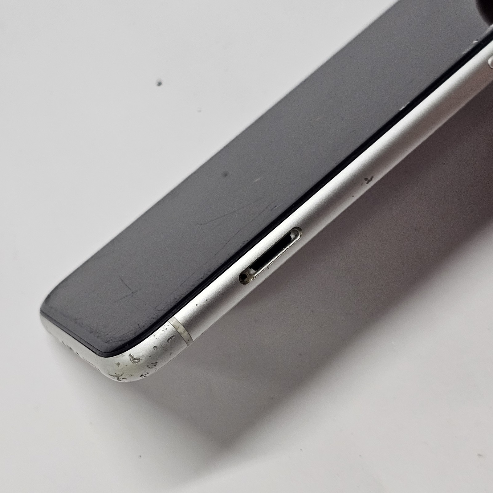 Apple iPhone XR UNKNOWN SPECS UNTESTED AS IS NOT REPAIRABLE READ DESCRIPTION!!