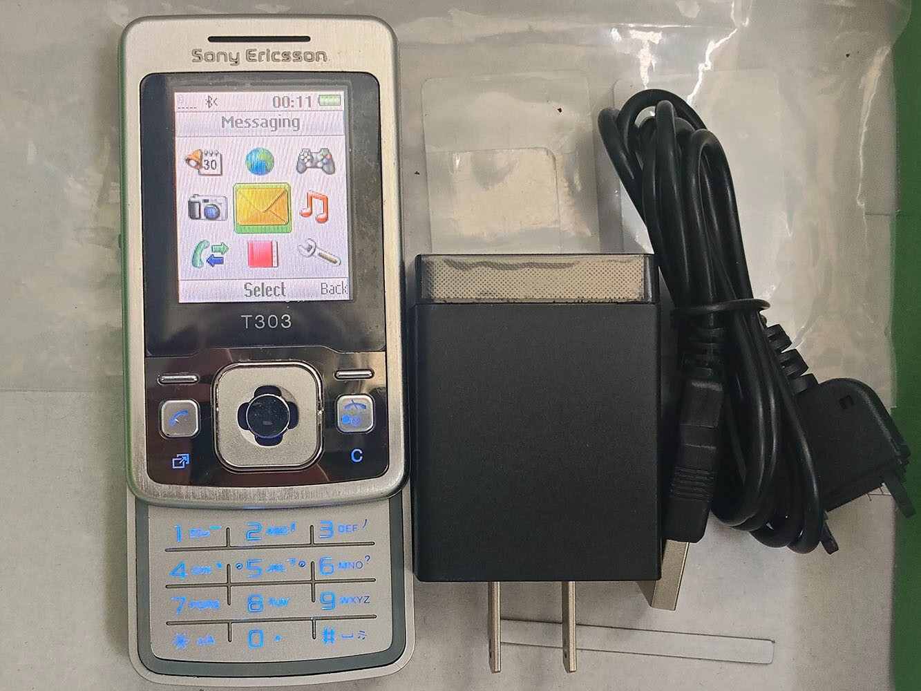 Excellent Sony Ericsson T303 Unlocked – 8 MB 2G mobile phone – Silver With Box