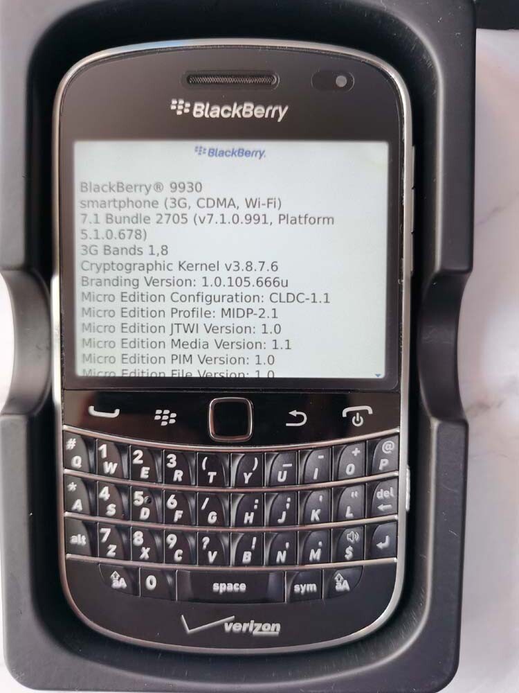 BLACKBERRY 9930 BOLD 8GB Phone Unlocked Black phone