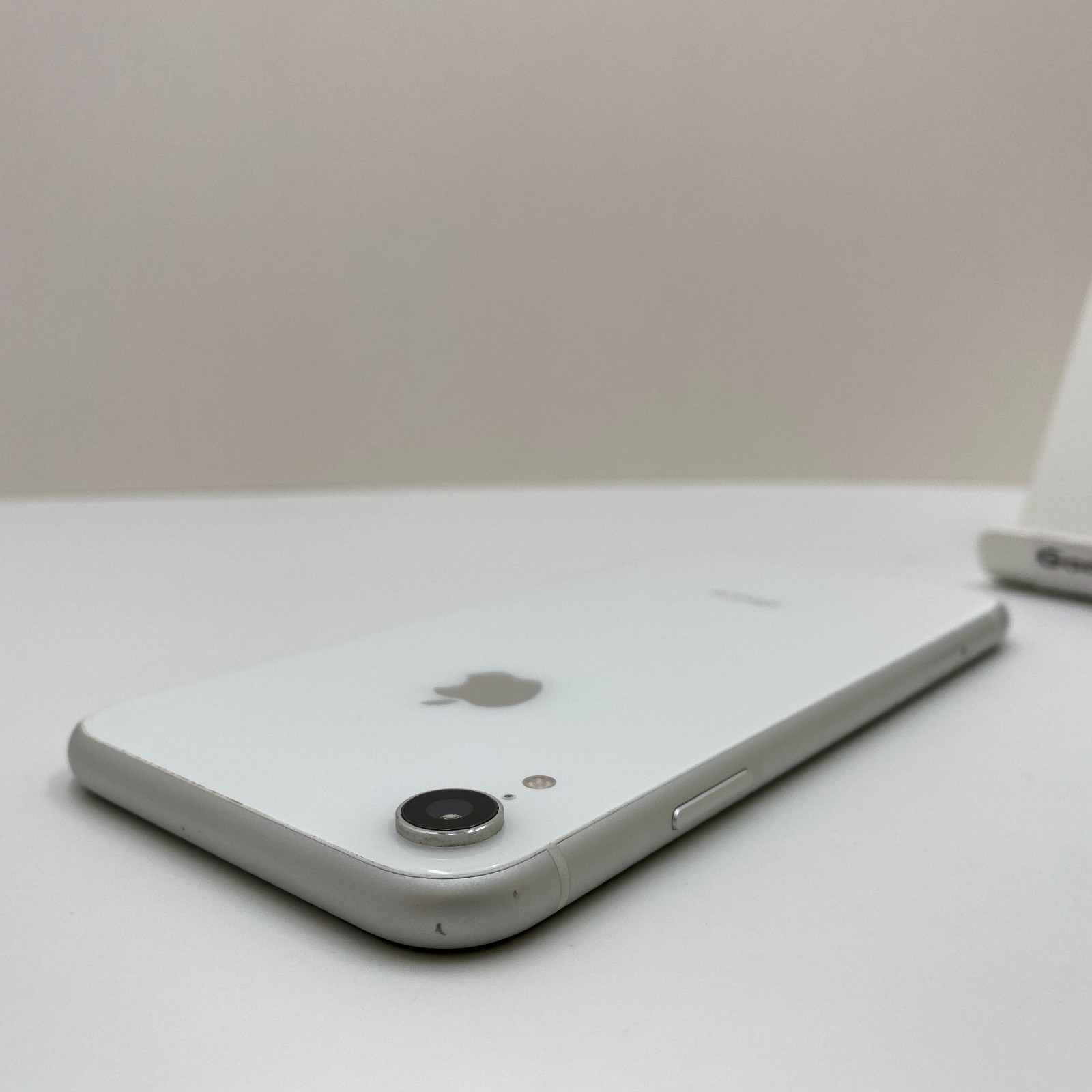 Apple iPhone XR – 64GB – White (TracFone/Straight Talk ONLY) – Good Condition