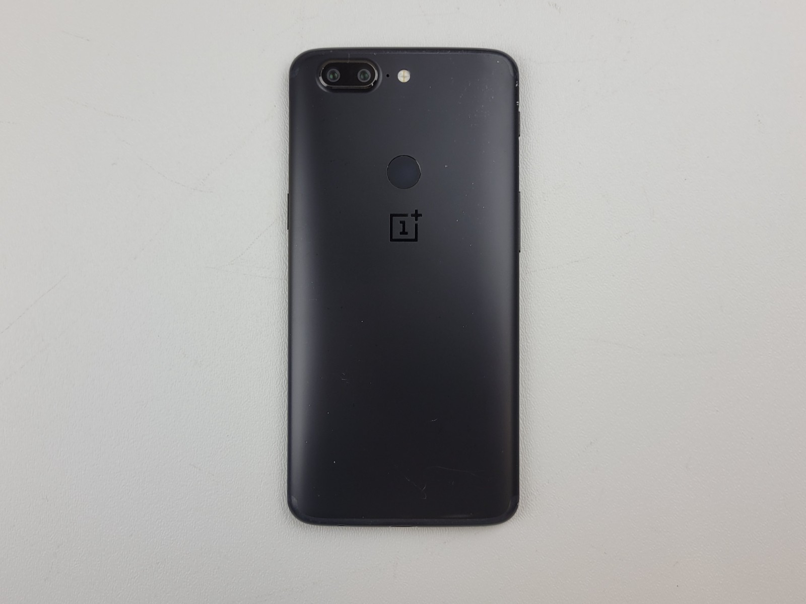 OnePlus 5T (A5010) 128GB – Black (GSM Unlocked) Dual SIM Smartphone – H7893
