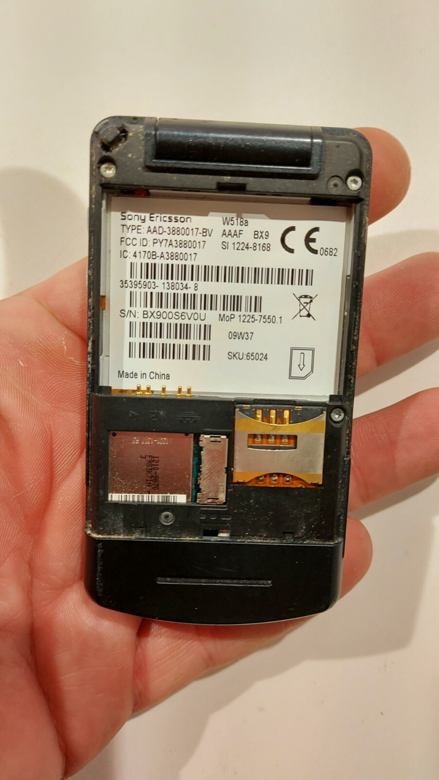 1019.Sony Ericsson W518a Black Very Rare – For Collectors – Unlocked- Like N E W