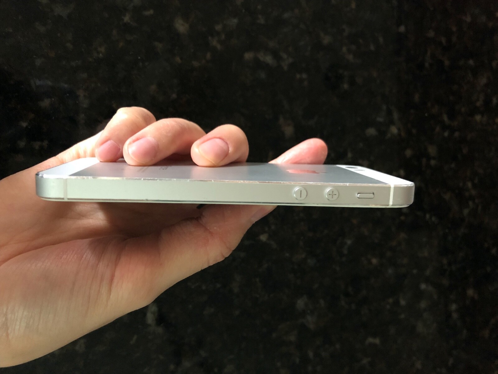 Apple iPhone 5s – 16GB – Silver (Unlocked) A1533 (CDMA + GSM)