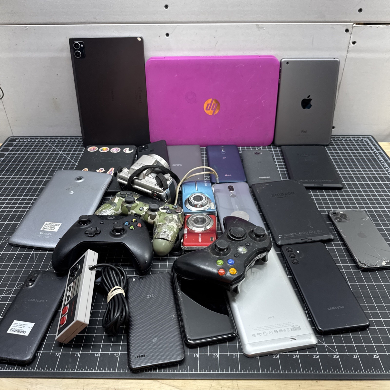 Lot x25 Phones Tablets Laptop Controllers As-Is/Broken/For Parts Or Repair B3