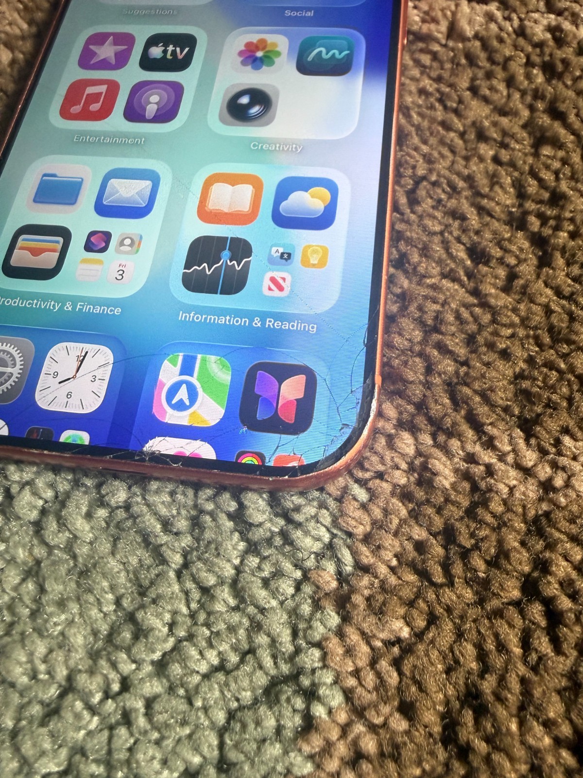 Apple iPhone 17 Pro 256 GB -Orange – Locked to ATT – READ (Cracked / LCD Line)