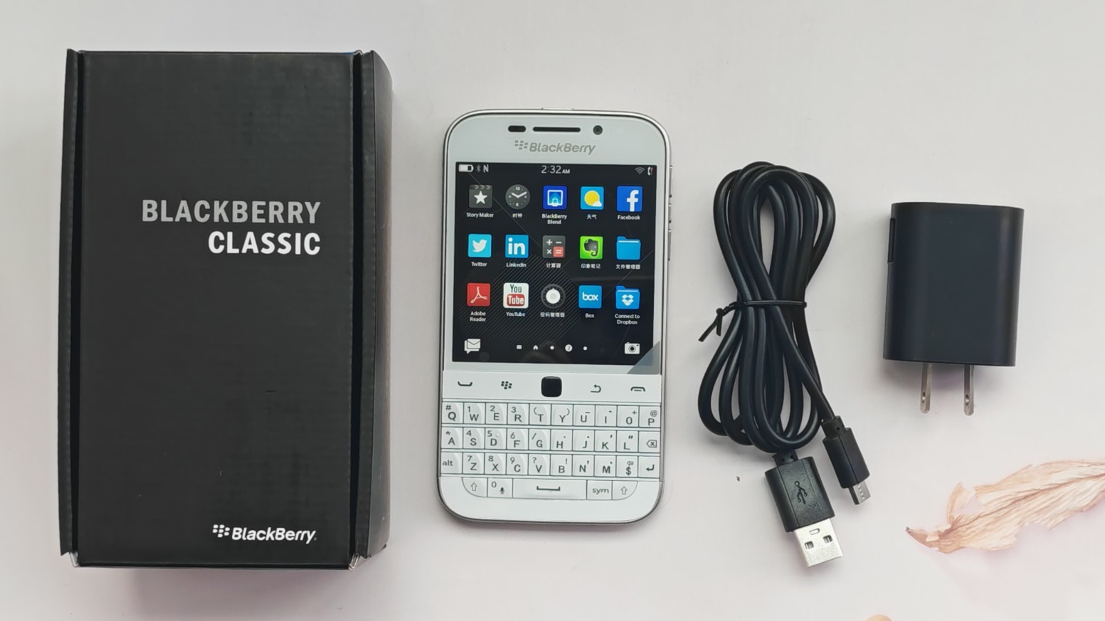 BlackBerry Classic Q20 16GB UNLOCKED Keyboard Smartphone Random Color