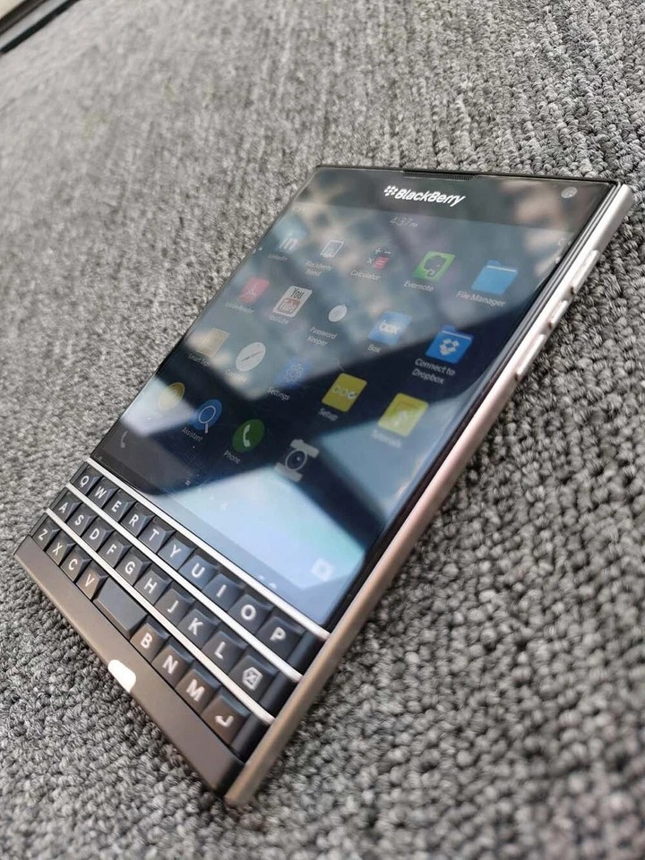 Unlocked BlackBerry Passport Q30 (SQW100-1) 32GB+3GB Black Smartphone Gift