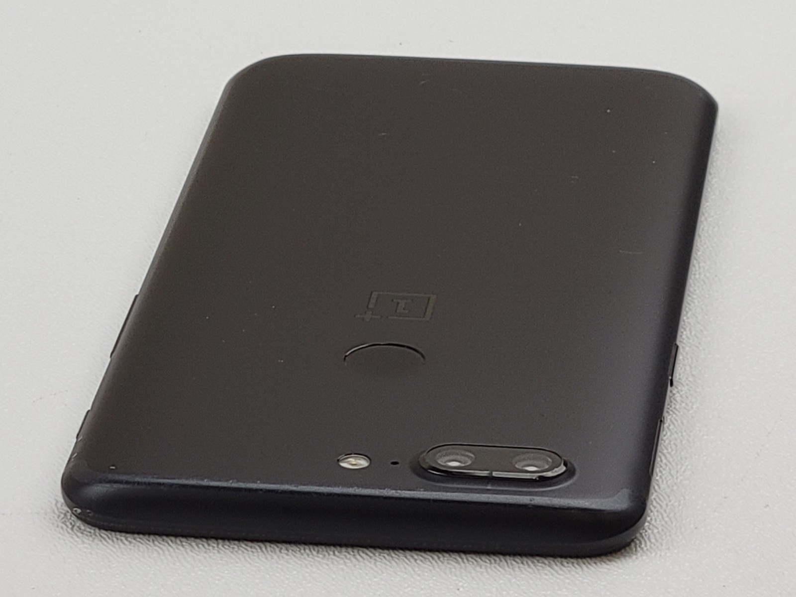 OnePlus 5T (A5010) 128GB – Black (GSM Unlocked) Dual SIM Smartphone – H7893