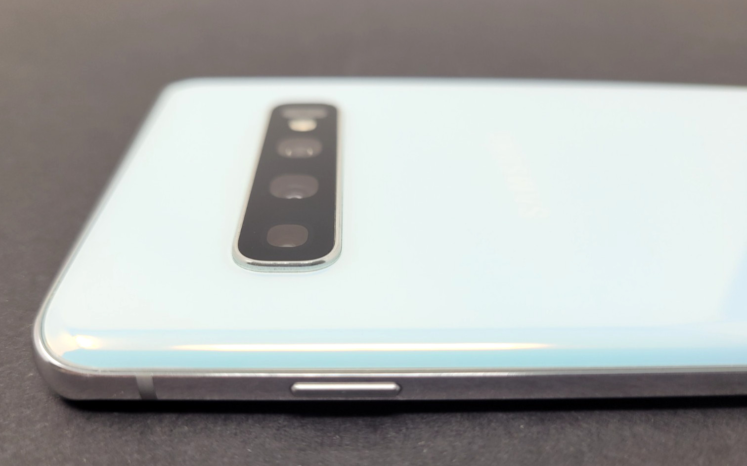 Samsung Galaxy S10 SM-G973U – 128GB – Prism White Fully Unlocked B+