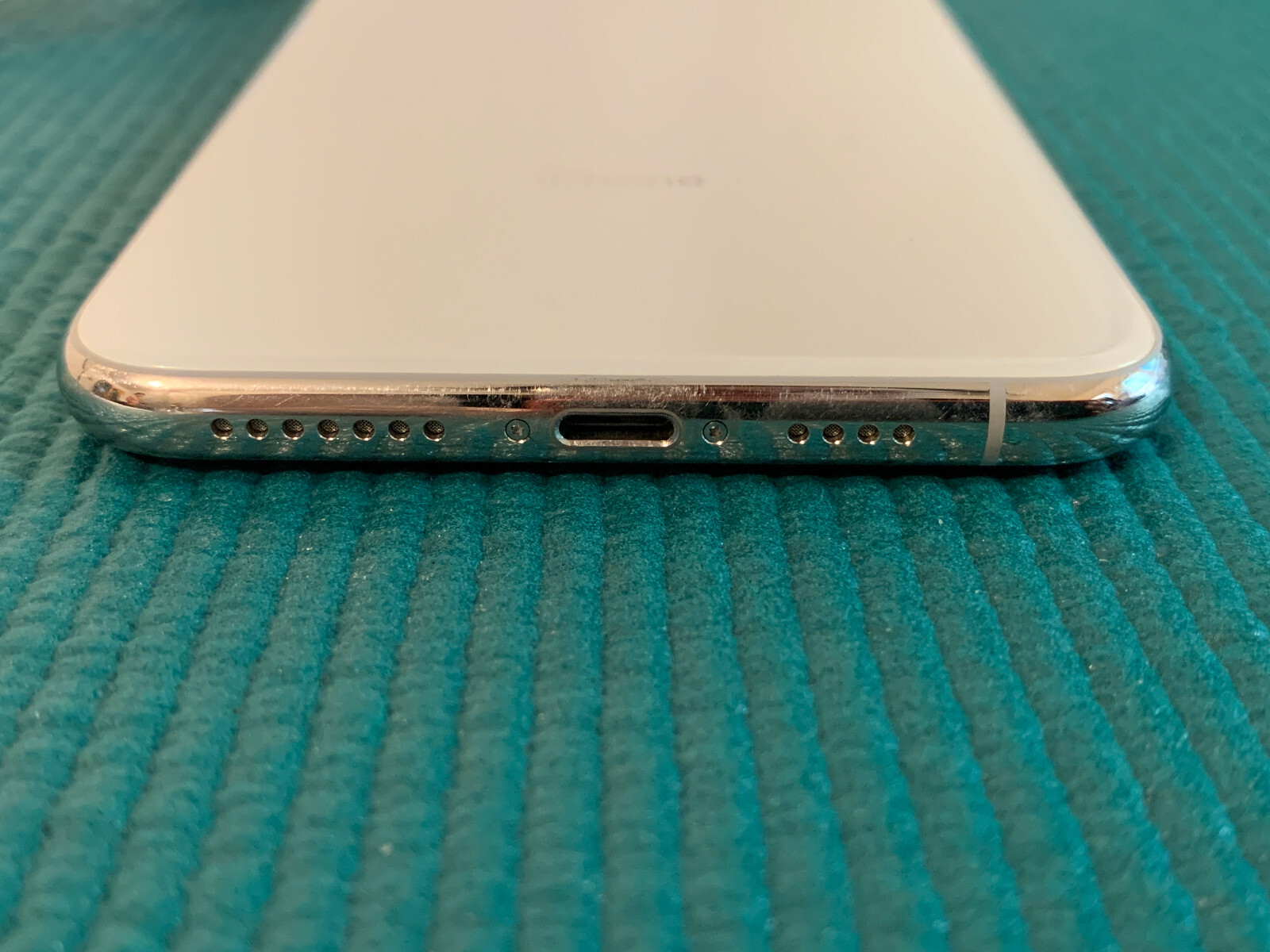 Apple iPhone XS Max – 64GB – Silver (Unlocked) A1921 (CDMA + GSM)