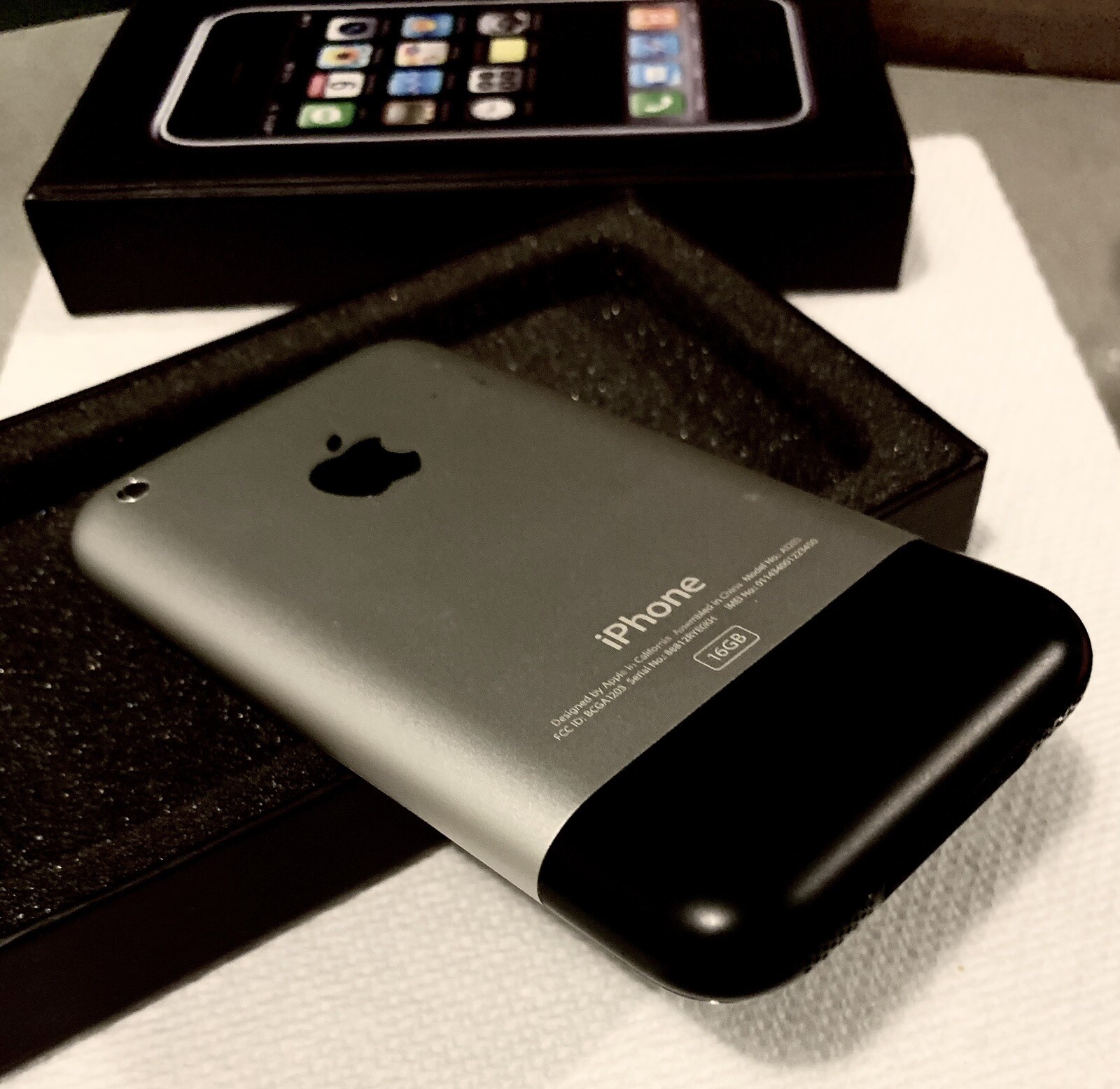 RaRe iOS 6.0 – Apple iPhone 1st Generation 2G – 16GB MB384LL/A A1203 – Near MiNT