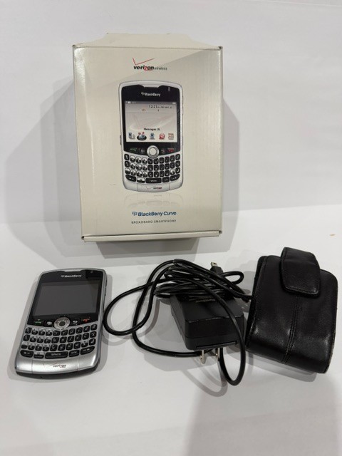 BlackBerry Curve 8330 – 96 MB – Silver (Verizon)