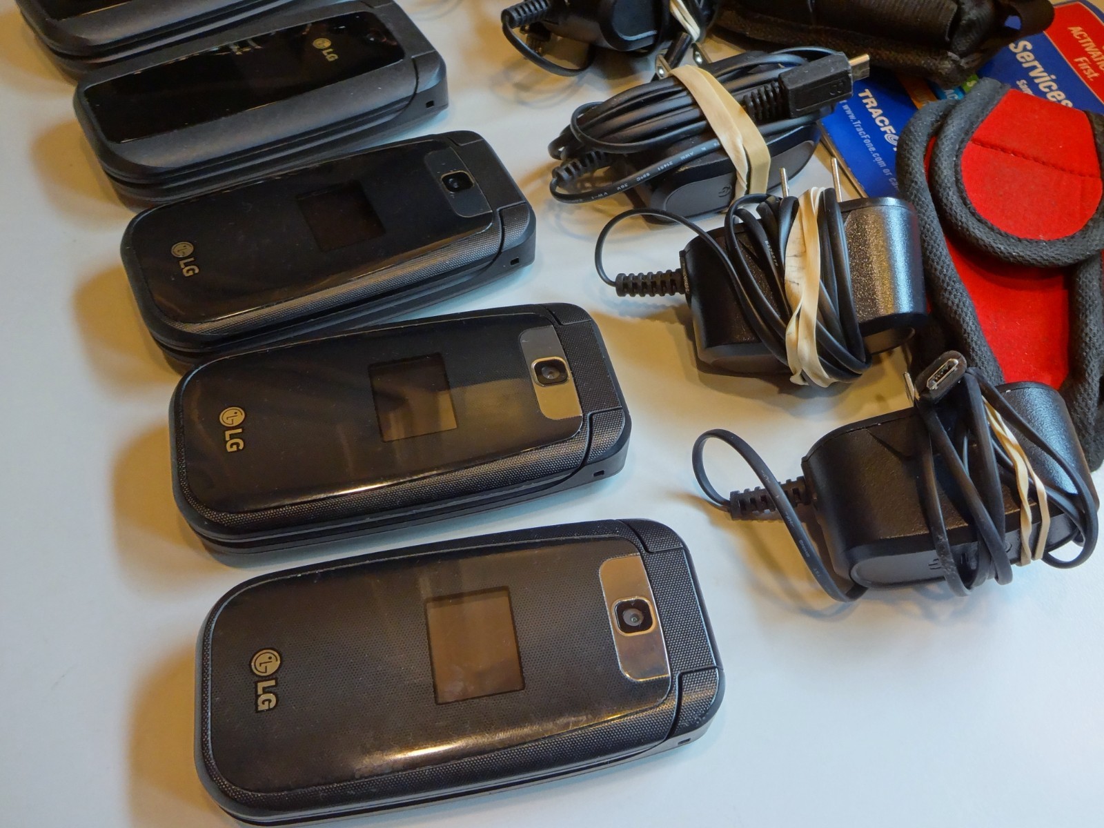 Lot of 5 LG 440G 441G TRACFONE Flip Phones 5 Chargers 2 Cases Old Cell READ