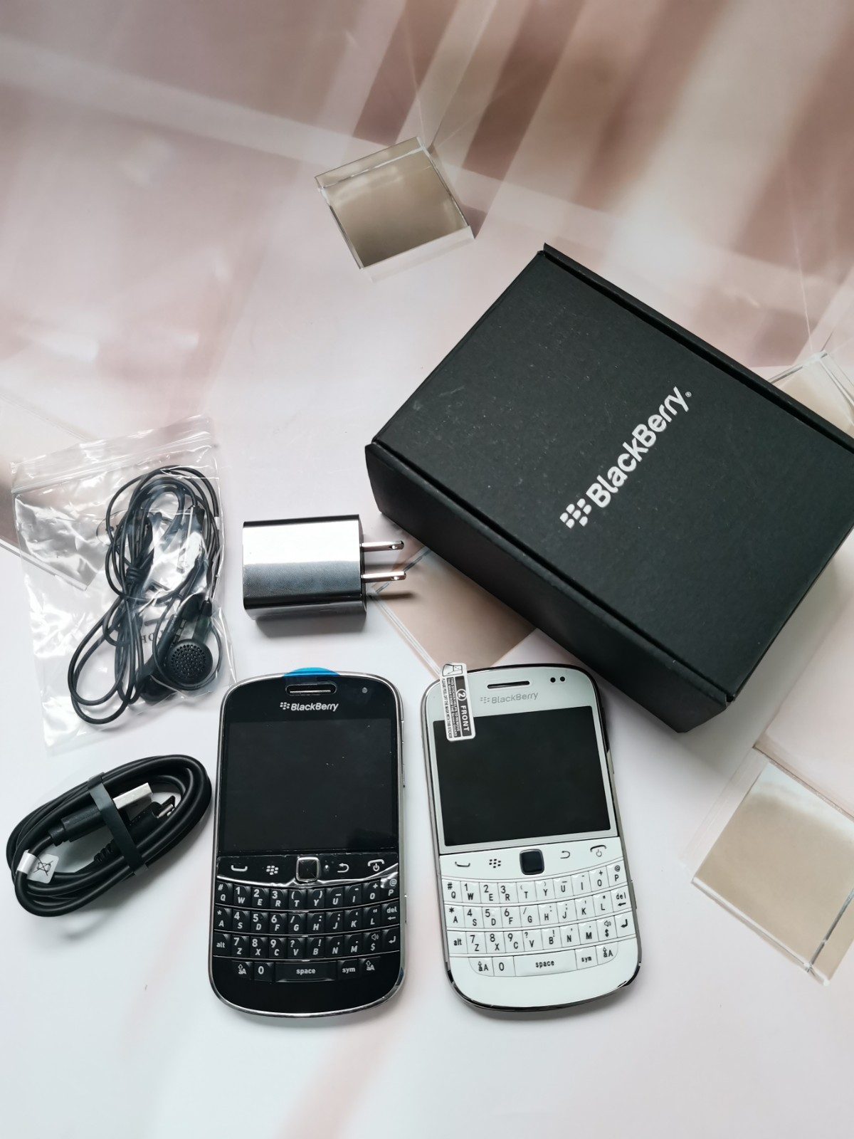 BlackBerry Bold 9900 – 8GB – Black/ White(Unlocked) Keyboard Smartphone