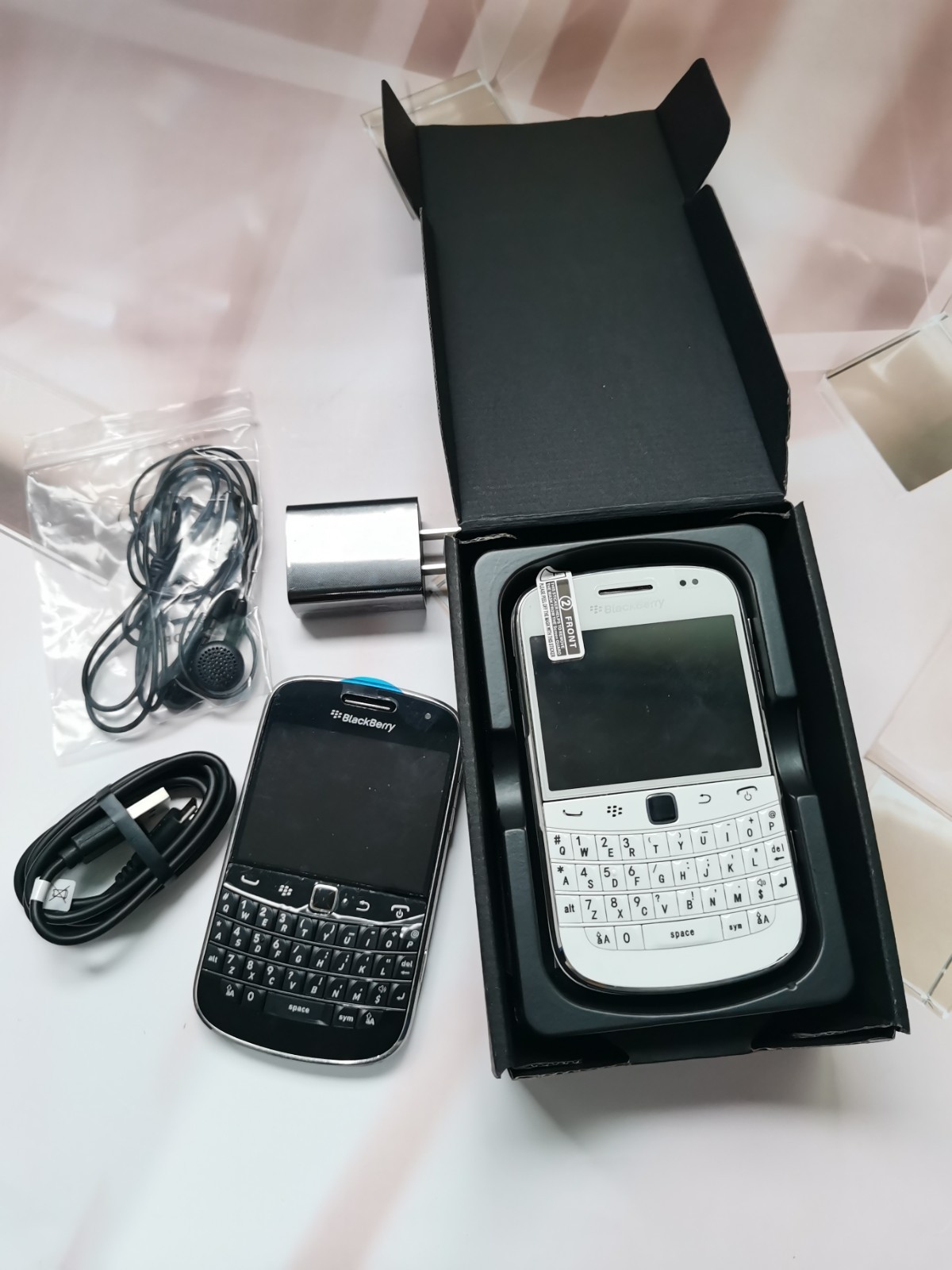 BlackBerry Bold 9900 – 8GB – Black/ White(Unlocked) Keyboard Smartphone