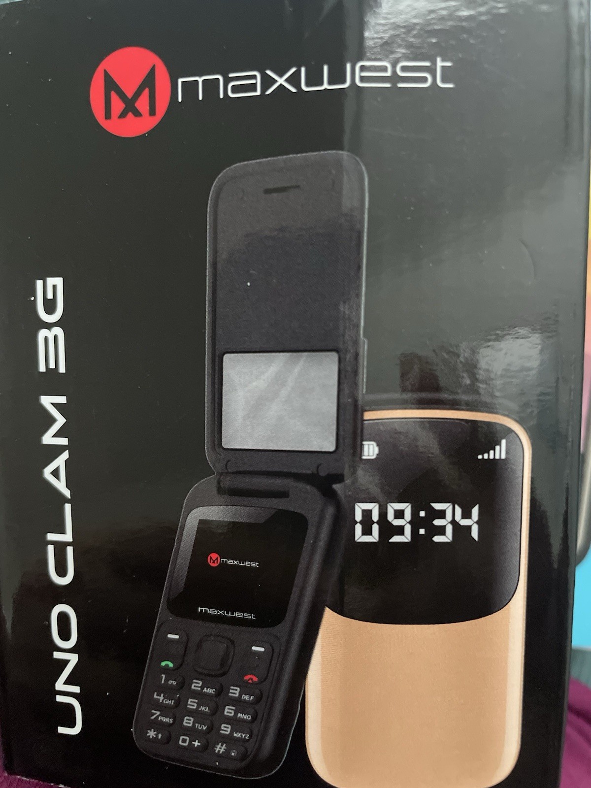 Maxwest Uno Clam 3G Flip Phone Dual Color Black Gold Flip Style Mobile Device