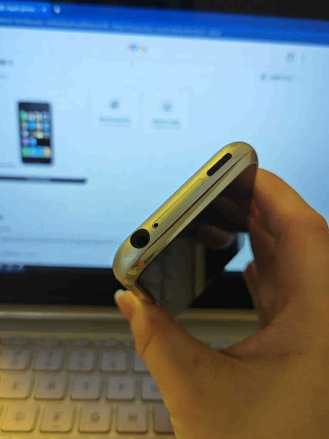 Apple iphone 1st Generation 8GB unlocked 2G GSM IOS 3 Very Good Condition