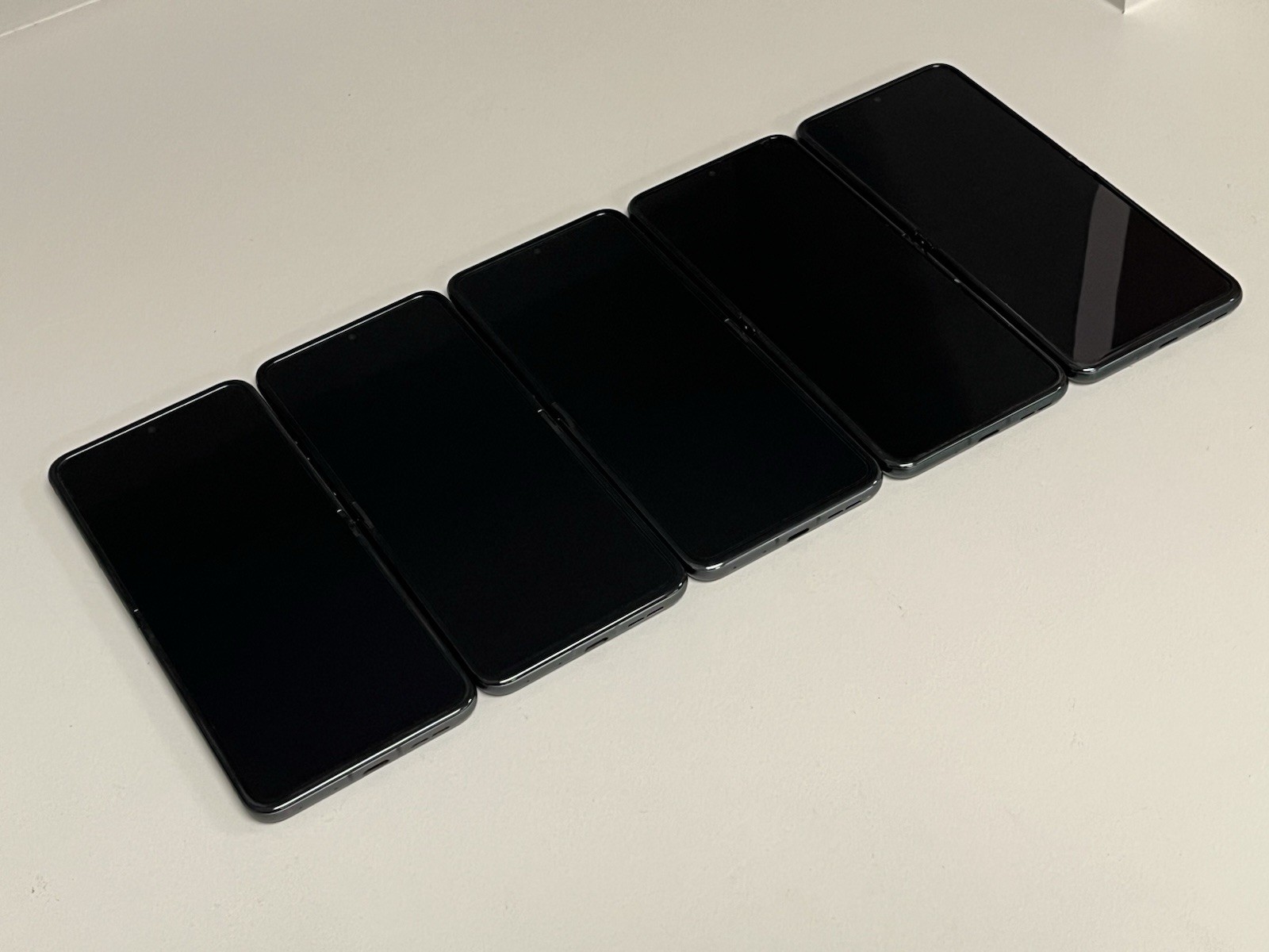 Lot of 5 – Mixed – Motorola Moto Razr 5g 2023-2024 Models