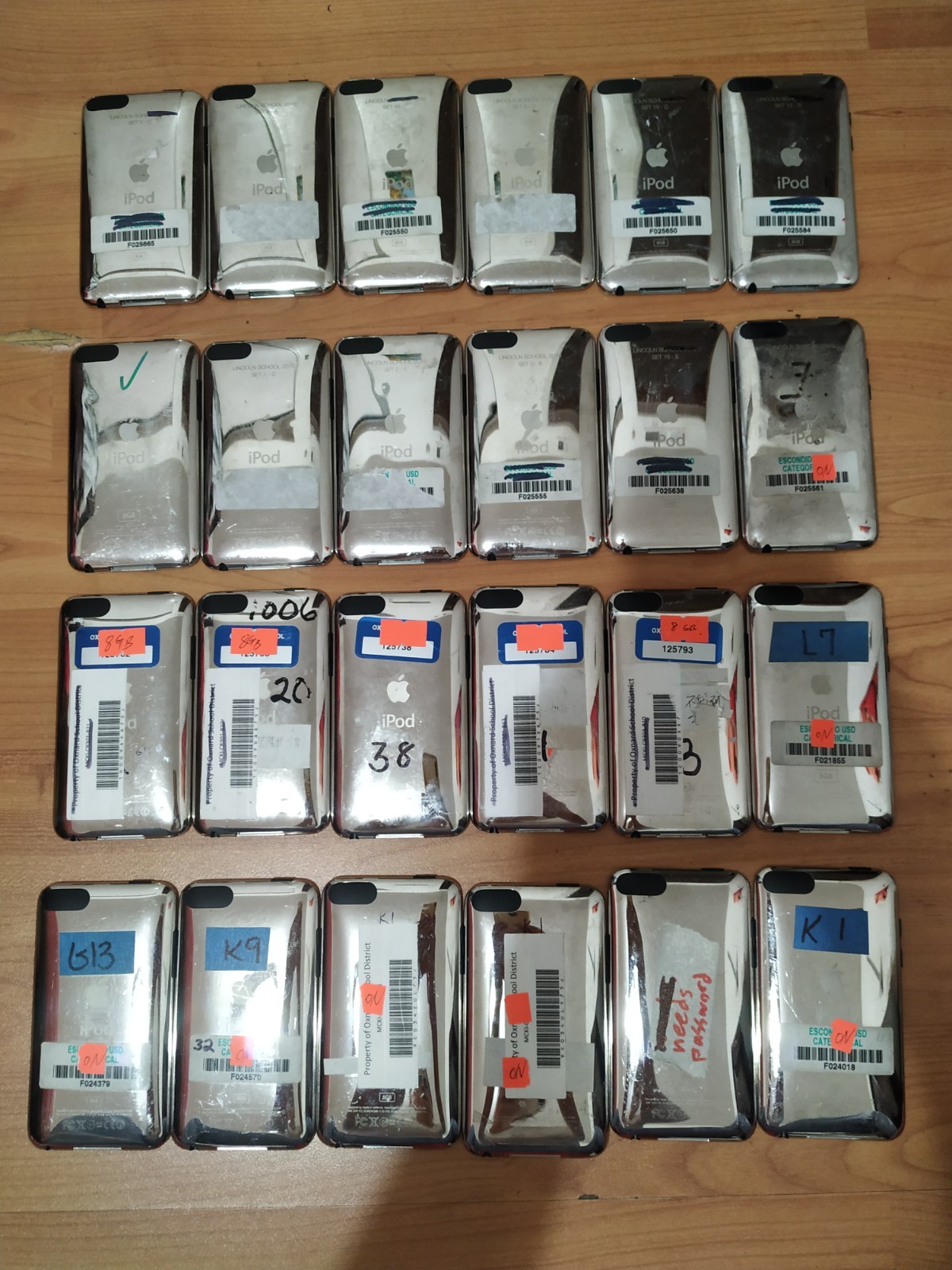 Lot of 24 Apple iPod Touch 2nd Generation 8GB (23pcs) and 64GB( 1pc) for parts