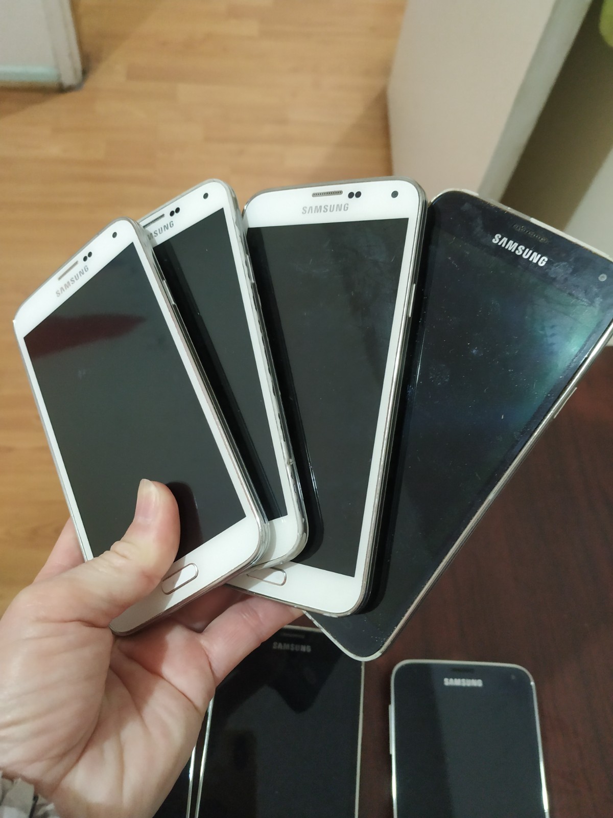 Lot of 7 Samsung Galaxy S5 SM-G900T and SM-G900V 16GB For parts