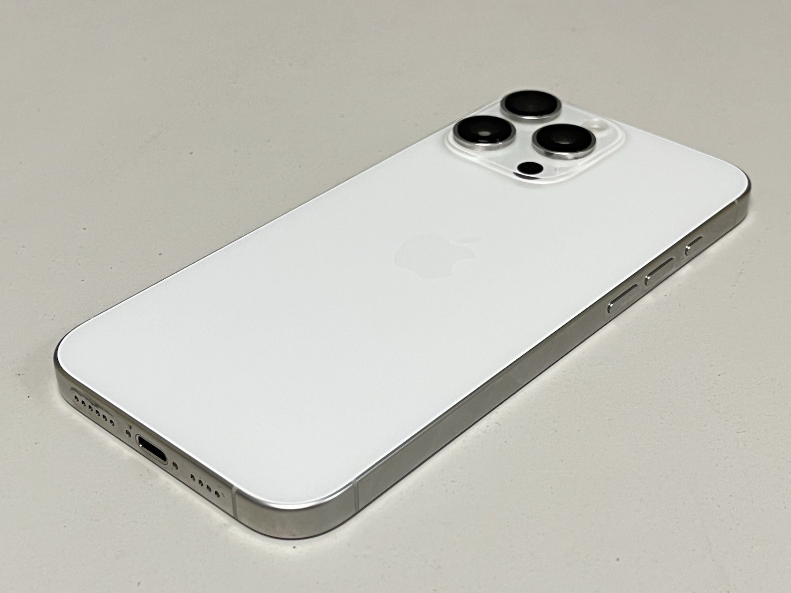 Apple iPhone 16 Pro Max 256GB White T-Mobile 96% BH Black Dots on Screen Read
