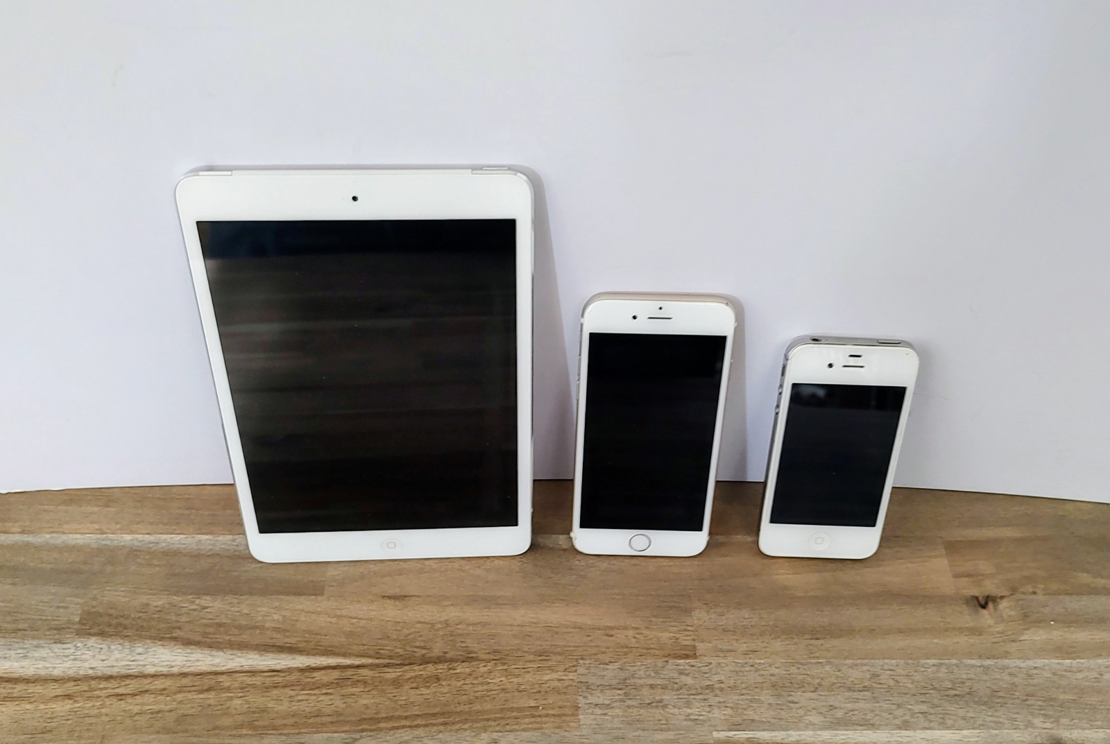White/Gold Apple ipad and iphones -Lot of 3 For Parts or Repair (All Power On)