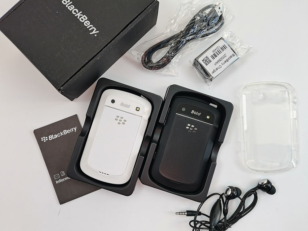 Very Good BlackBerry Bold 9900 – 8 GB – Black / White 3G (Unlocked) microSDHC