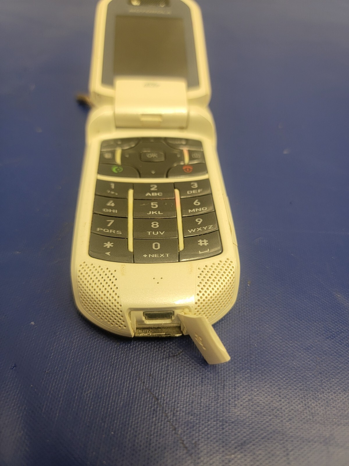 Motorola Iseries i876w Nextel pearl limited edition phne. SOLD AS IS No Battery.