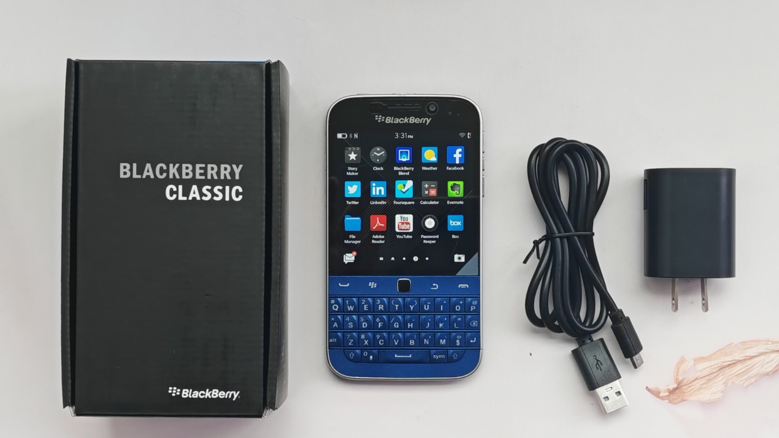 BlackBerry Classic Q20 16GB UNLOCKED Keyboard Smartphone Random Color