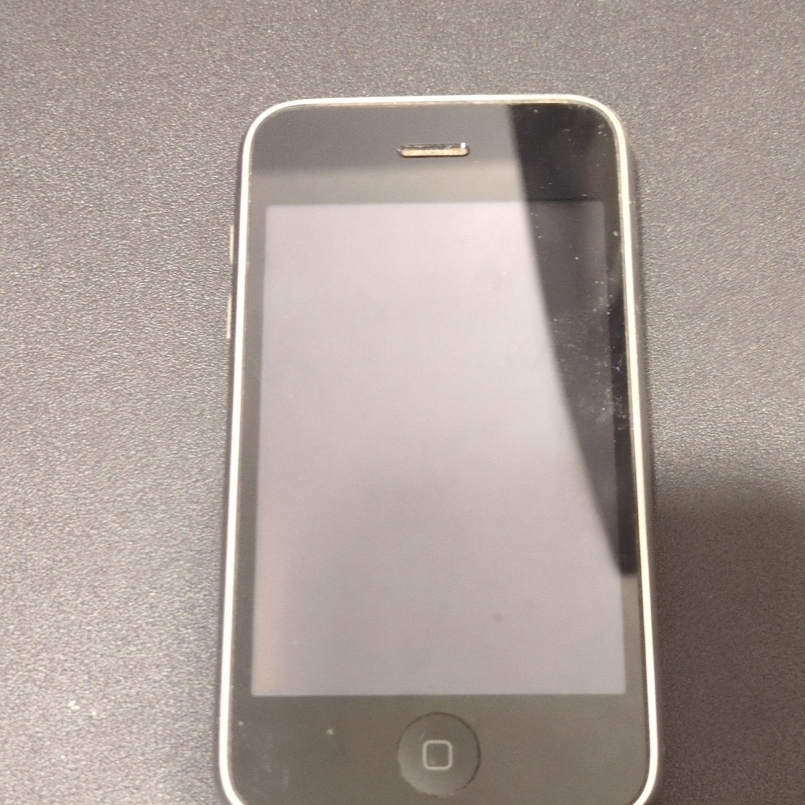 Apple iPhone 3G 8GB Black GSM 3.5in 2MP Wi-Fi GPS Bluetooth A1241