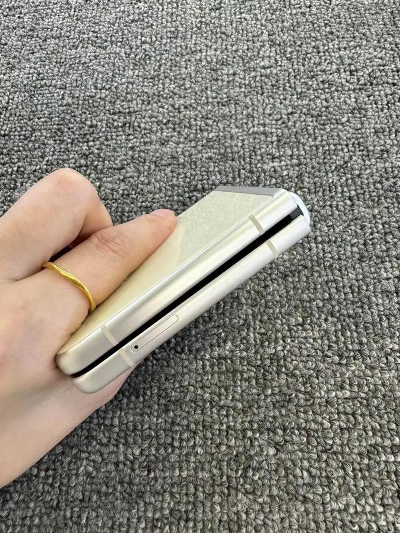 Samsung Galaxy Z Flip 3 5G 128GB SM-F711U Unlocked Smartphone OPEN BOX Cream A+
