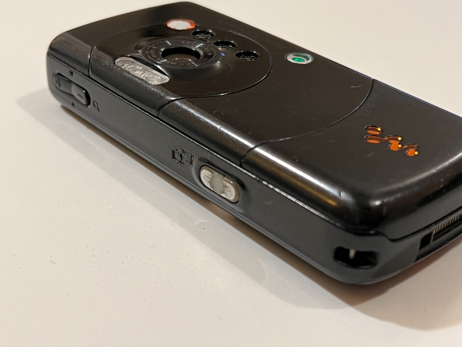 Sony Ericsson W810 – 20 MB – Satin Black (Unlocked)