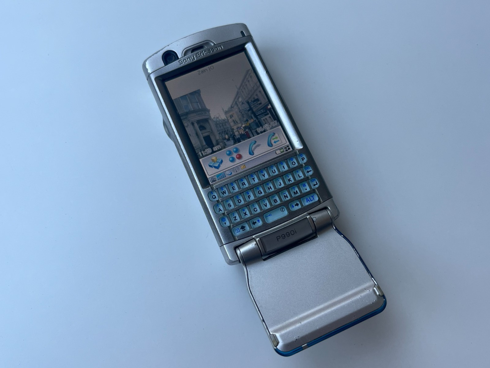 Rare Sony Ericsson P990 – 64 MB – Premium Silver (Unlocked) GSM vintage mobile