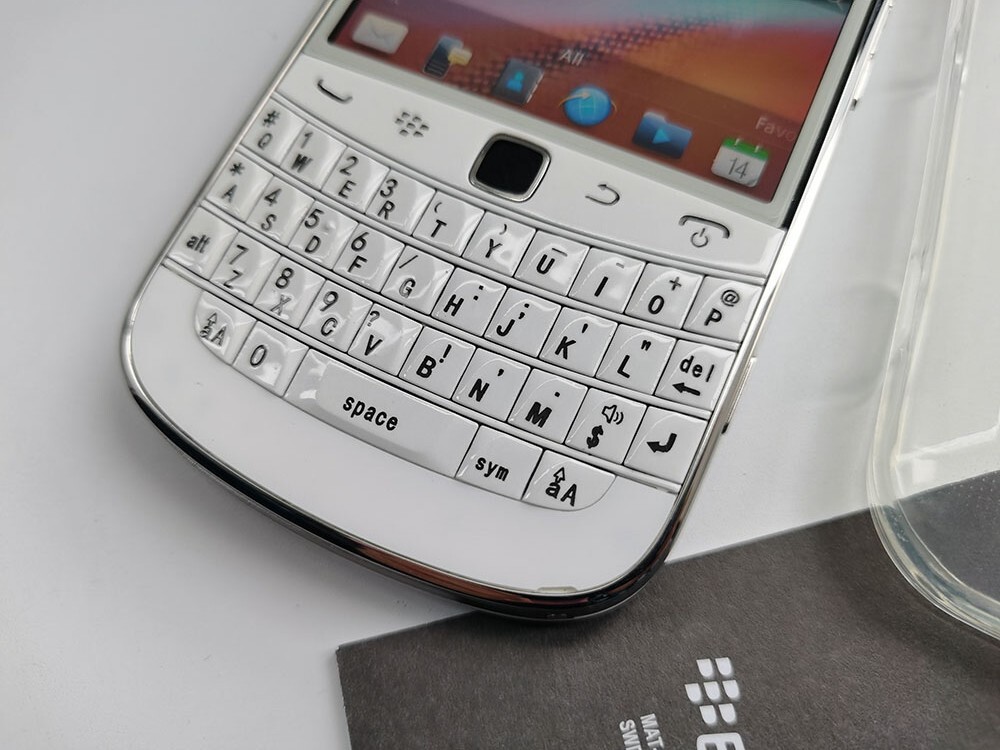 Very Good BlackBerry Bold 9900 – 8 GB – Black / White 3G (Unlocked) microSDHC