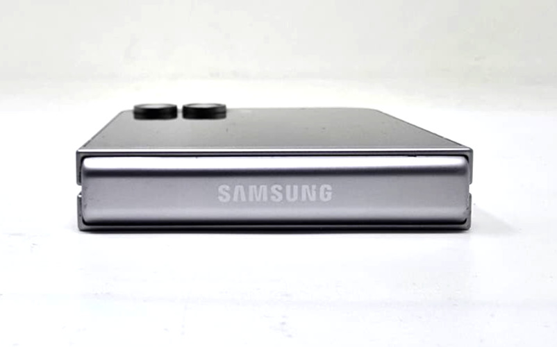 Samsung Galaxy Z Flip6 (SM-F741U1) 512GB Silver Unlocked – (Line & Dead Pixels)