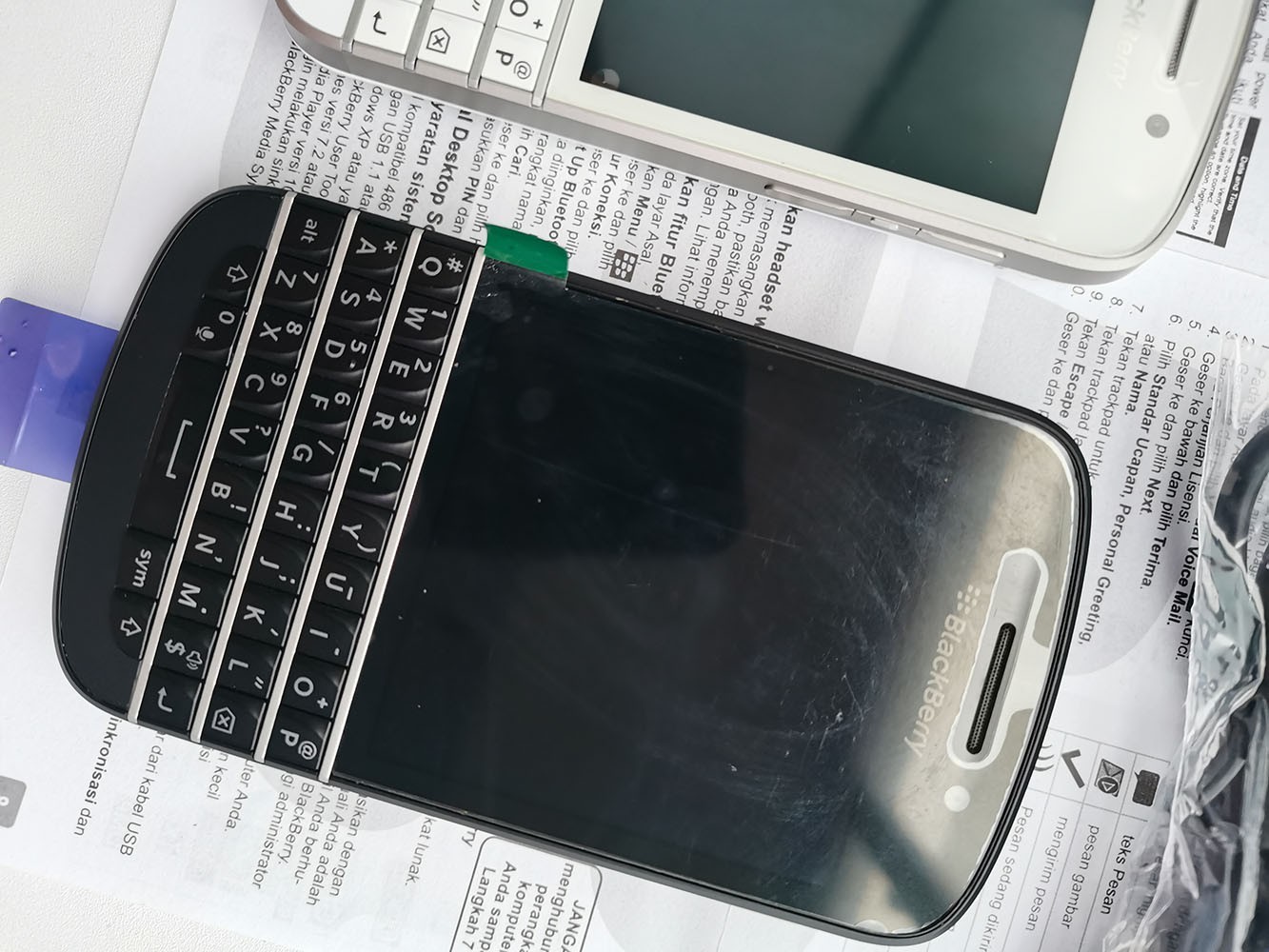 BlackBerry Q10 (UNLOCKED) 16GB Black / White QWERTY Smartphone Good Deal