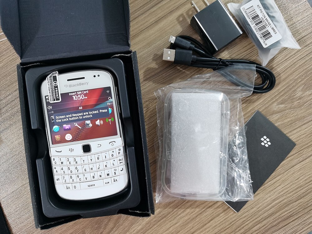 BLACKBERRY 9900 BOLD – 8 GB – Black / White 3G (Unlocked) Free Shipping XMAS