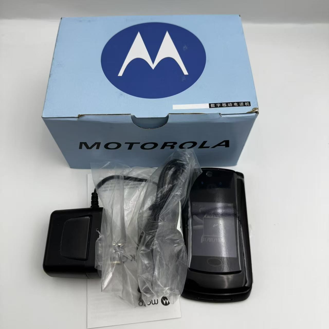 Original Motorola RAZR2 V9 2.2″ 2MP Bluetooth MP3 Flip Unlocked 3G Phone