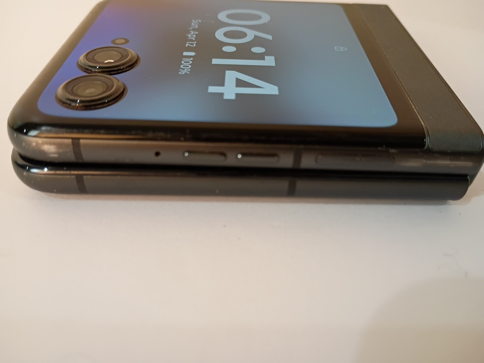 Read Motorola Razr 2024 256GB XT2453 LCD Cracked Screen