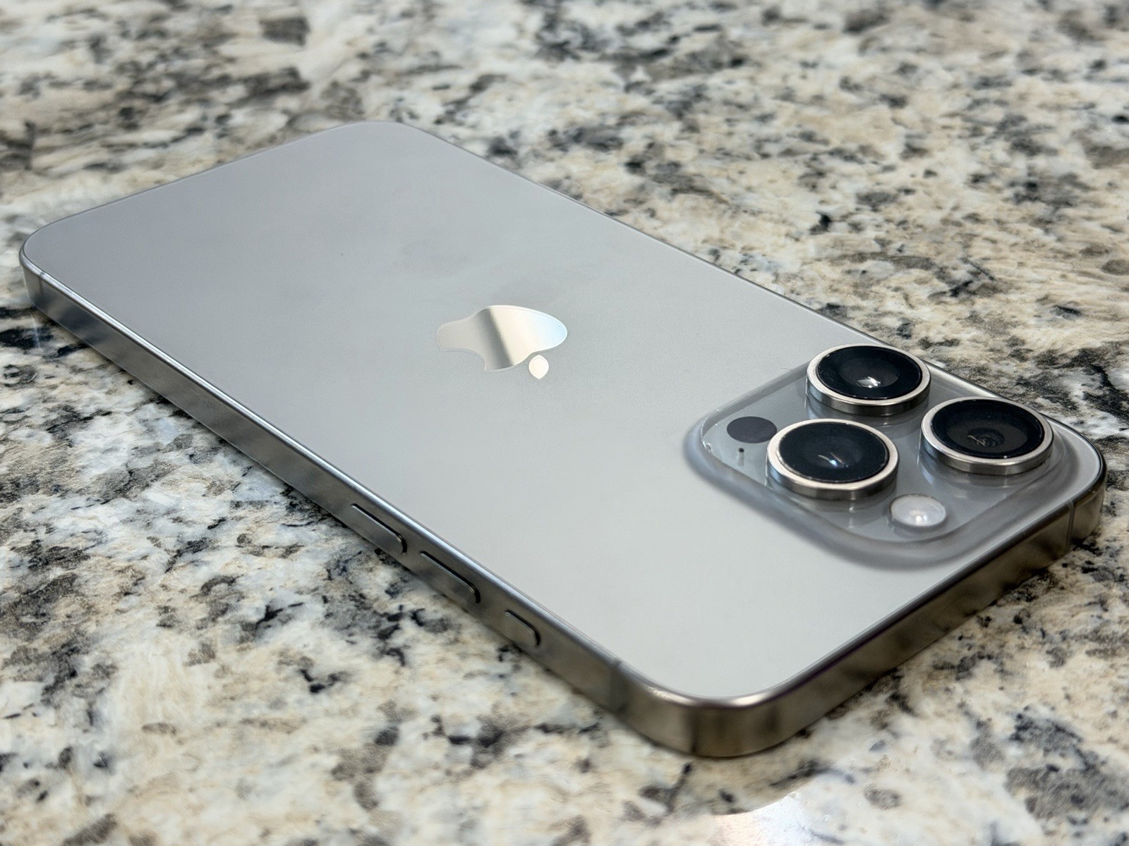 Apple iPhone 15 Pro Max – 256GB – Natural Titanium (AT&T)