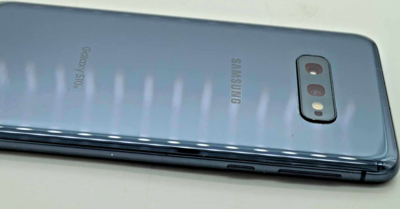 Samsung Galaxy S10e – 128 GB – Prism Black (Unlocked) Smartphone