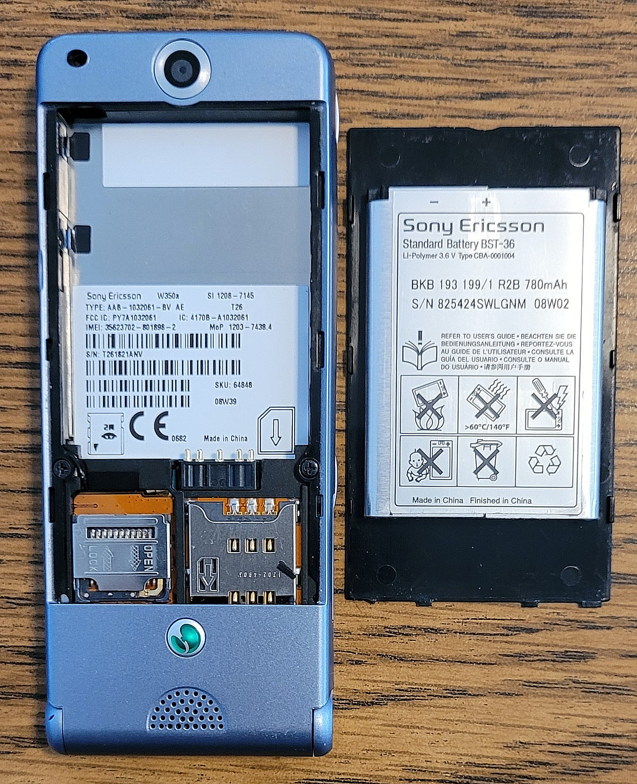 Sony Ericsson Walkman W350a – Ice Blue ( AT&T ) Very Rare MP3 Phone – Bundled
